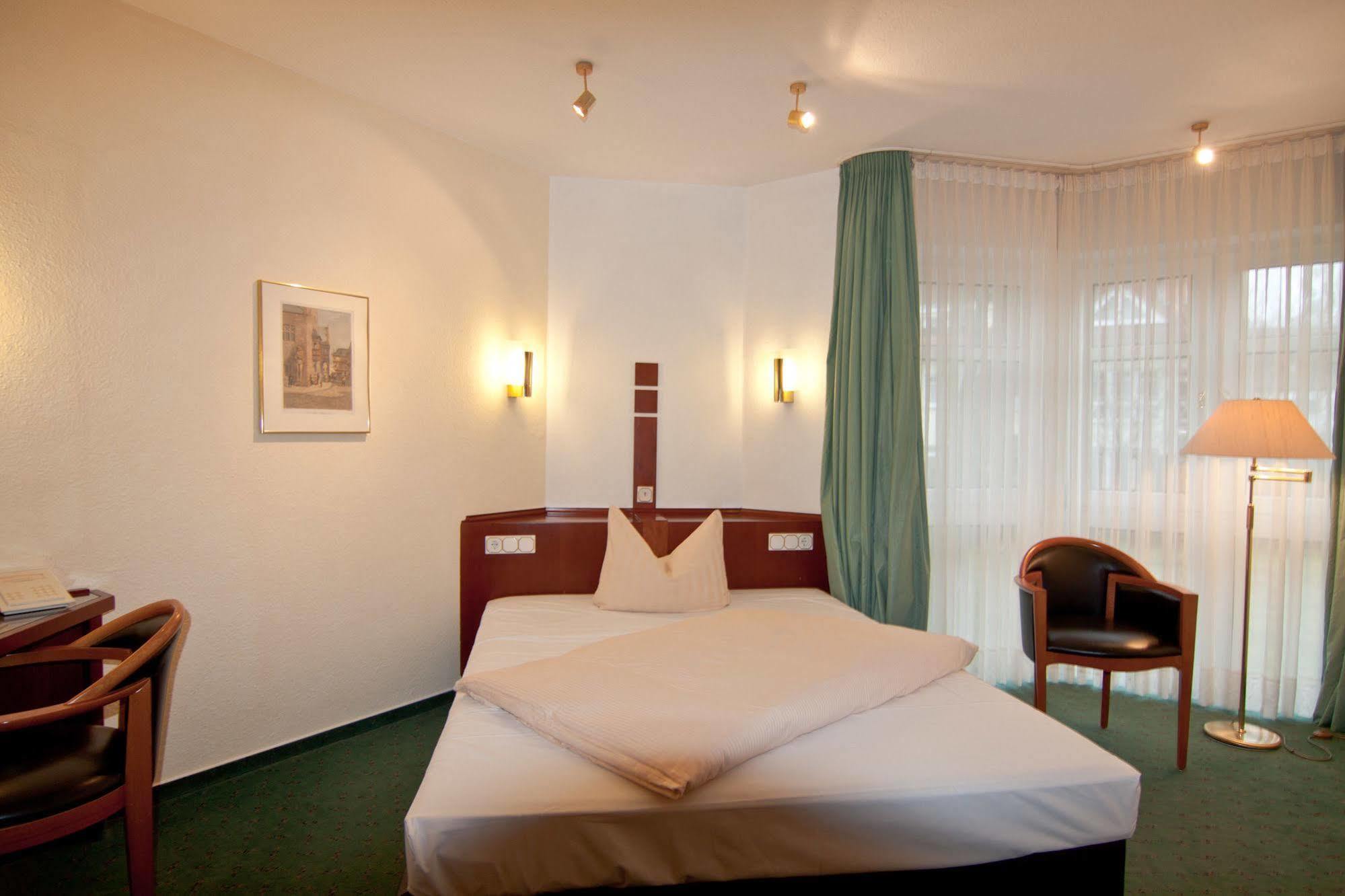 Parkhotel Unter Den Linden Хальберштадт Экстерьер фото